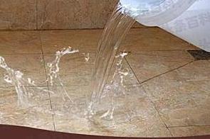 仲巴漏水维修 免砸砖防水材料该如何施工